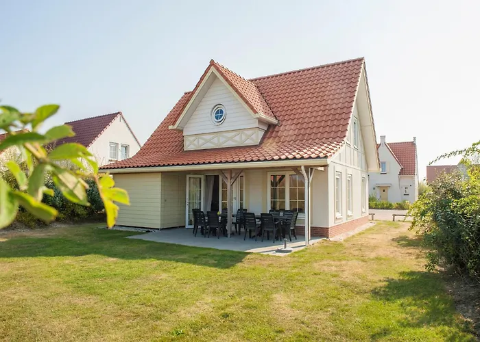 Detached Villa 400 M From The Beach